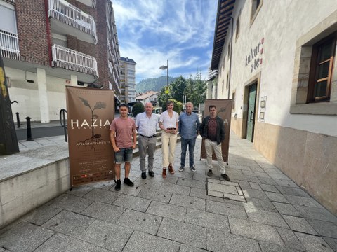 'Hazia' Arizmendiarrietaren gaineko musikalaren doinuak gozo datoz