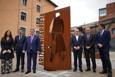 Jose Maria Arizmendiarrietaren eskultura bat Bilbao AS Fabrik espaziorako