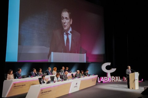LABORAL Kutxa errentagarritasunaren hobekuntzaz baliatuko da bere eraldaketa-prozesuak bizkortzeko