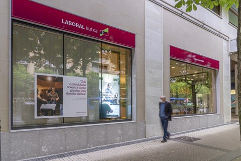 LABORAL Kutxak gehitu egin ditu familientzako neurri aringarriak