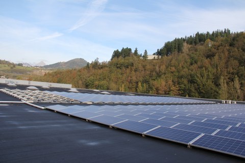 Mondragon Assembly-k 100kW-ko eguzki panelak instalatu ditu Aretxabaletako egoitzan