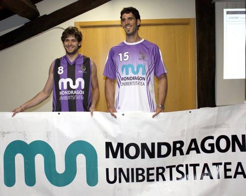 Mondragon Unibertsitateak Ointxe Arrasateko saskibaloi taldea babestuko du datozen hiru denboraldietan