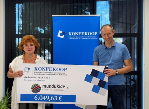Mundukideri ekarpena egin dio Konfekoop erakundeak