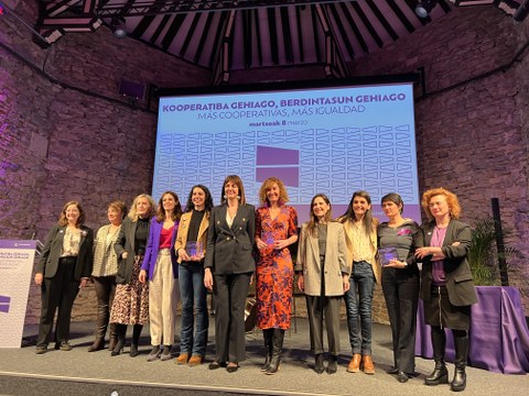 «Oinarri berak dituzte kooperatibismoak eta feminismoak: berdintasuna eta justizia»