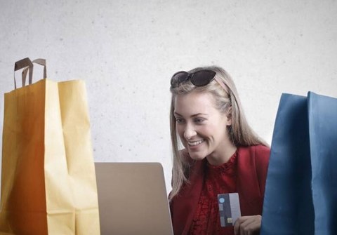 Patroi ilunak Interneten: horrela manipulatzen gaituzte plataforma batzuek, gelditu gabe eros dezagun