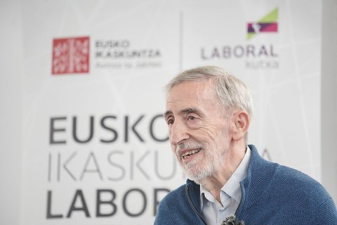 Xabier Etxeberria Mauleon pentsalari etiko eta ekintzaile sozialak irabazi du 2025eko Eusko Ikaskuntza-Laboral Kutxa Saria